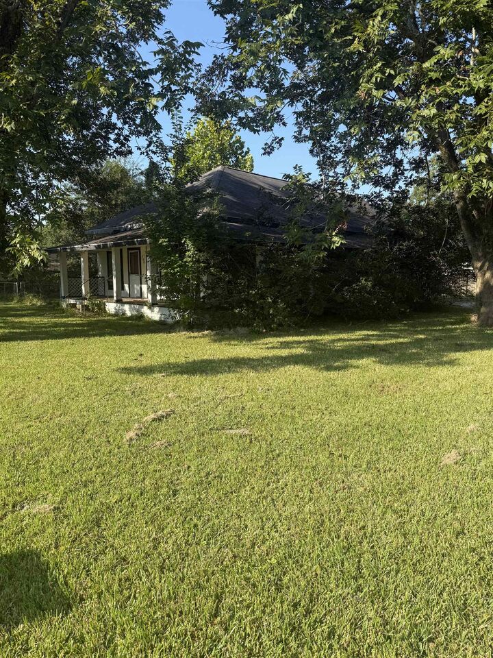 Property Photo:  730 W Lee  TX 77659 