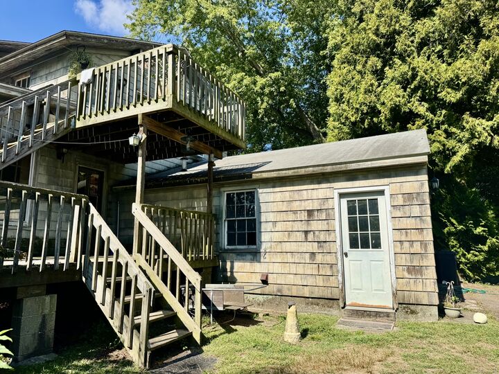 Property Photo:  174 Whitfield Street  CT 06437 