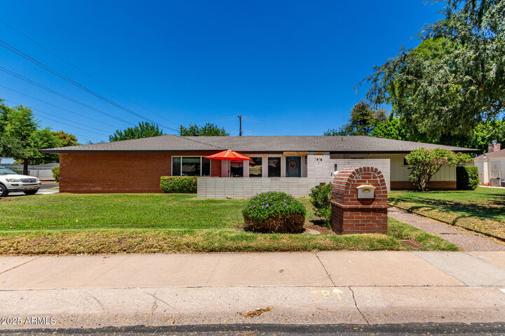 Property Photo: 1416 W Orchid Lane AZ 85021