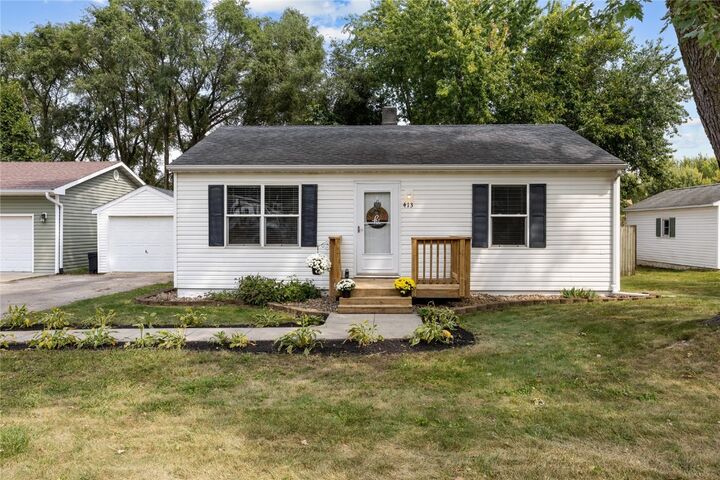 Property Photo:  413 Maiden Street  IA 52213 