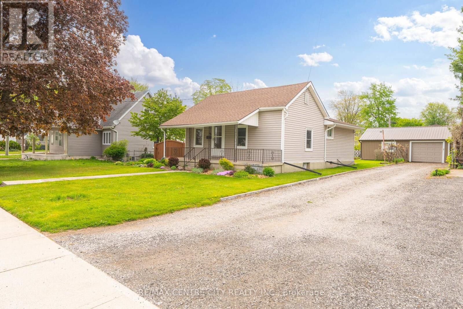 Photo de la propriété:  70 Scott Street West  ON N7G 1J4 