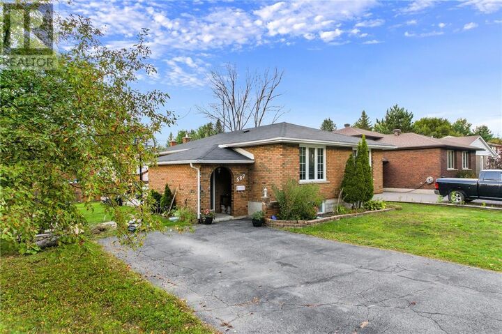Property Photo:  587 Beatrice Crescent  ON P3A 5B4 