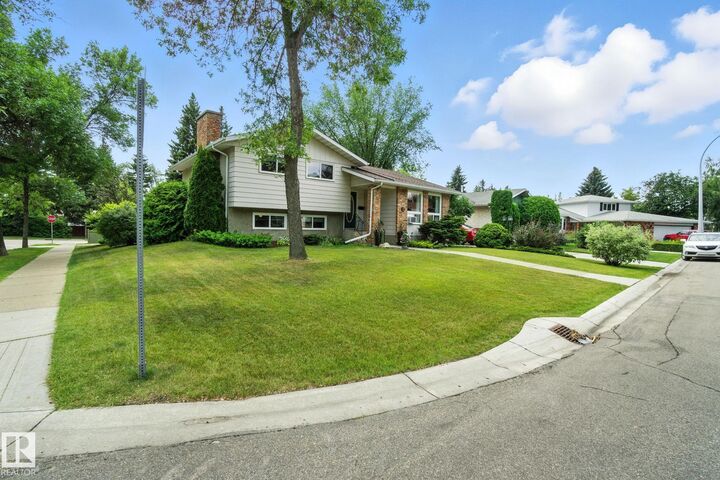 Property Photo:  2 Laydon Drive  AB T8N 2N2 
