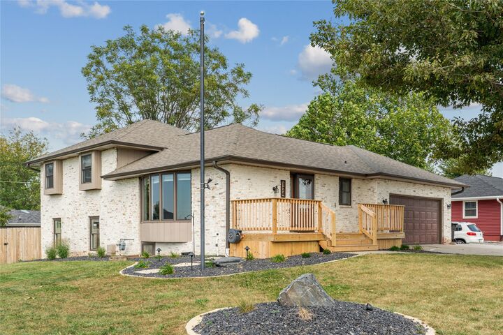 Property Photo:  124 Lynwood Drive  IA 50124 