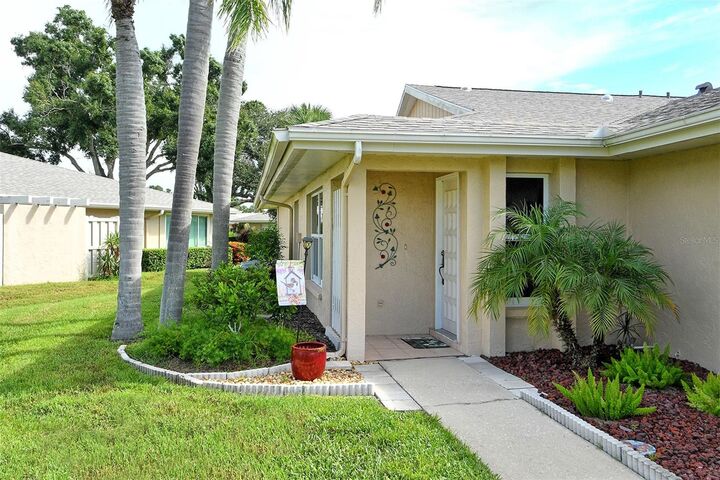 Property Photo:  5609 Evergreen Drive 28  FL 34233 