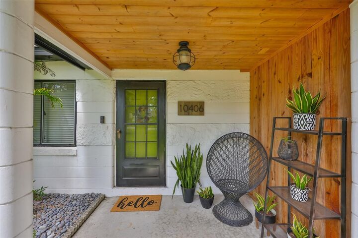 Property Photo: 10406 Cliff Circle FL 33612