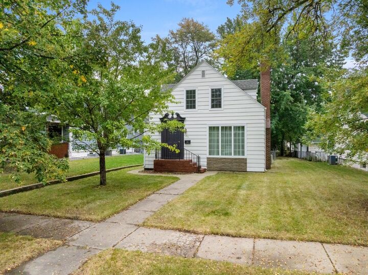 211 9th St SE  Minot ND 58701 photo