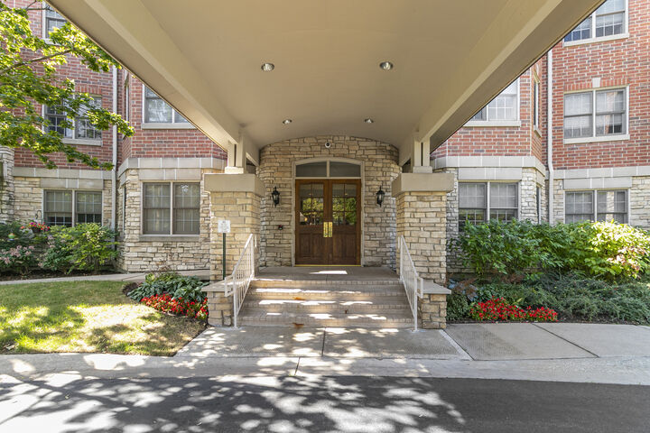 Property Photo: 950 Augusta Way 204 IL 60035