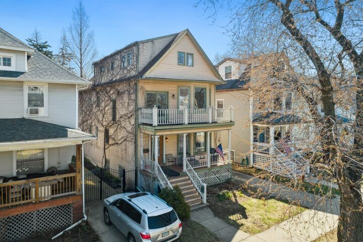 Property Photo:  3915 N Kenneth Avenue  IL 60641 
