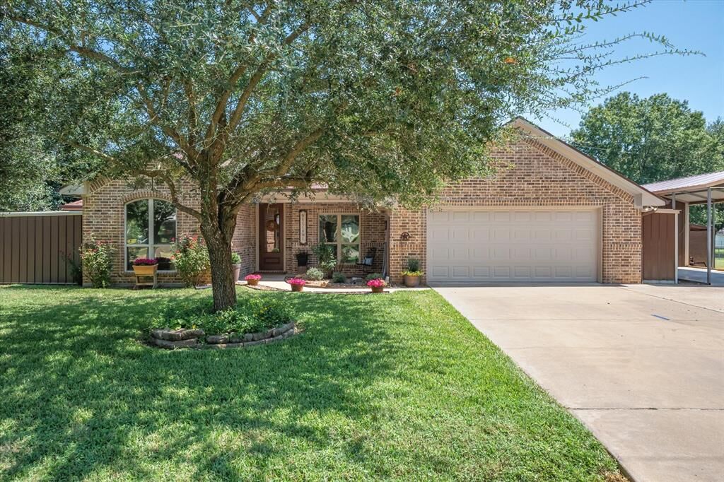 Property Photo:  140 N Oak Place  TX 75790 