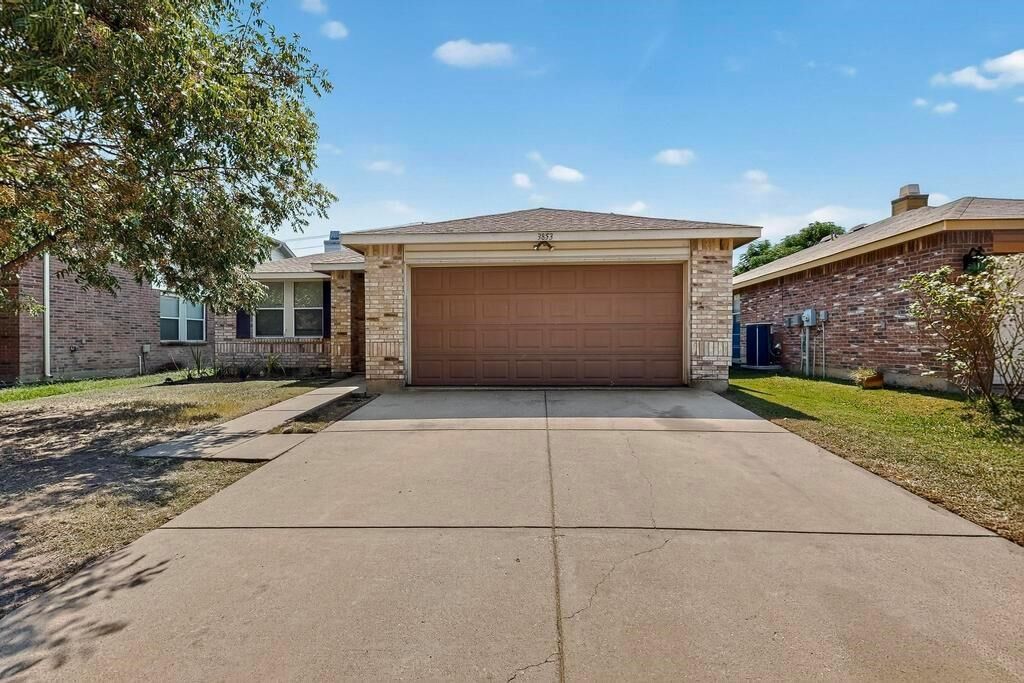 Property Photo: 3853 German Pointer Way TX 76123