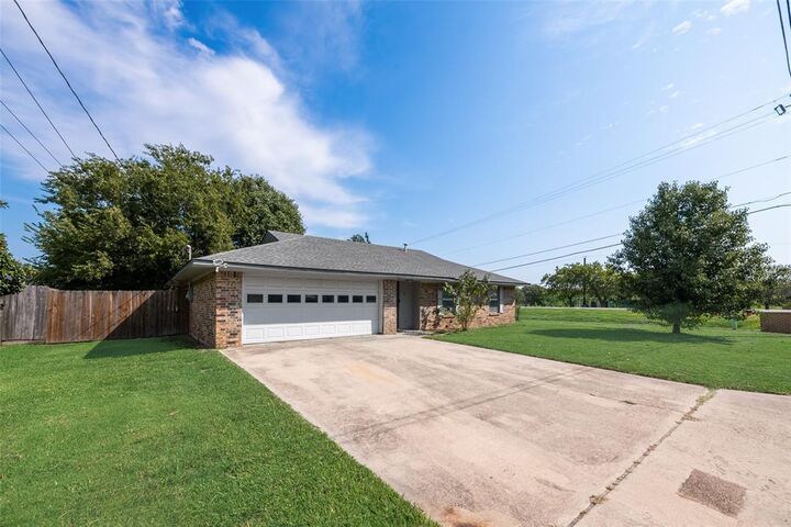 Property Photo: 2 Finley Circle TX 76249