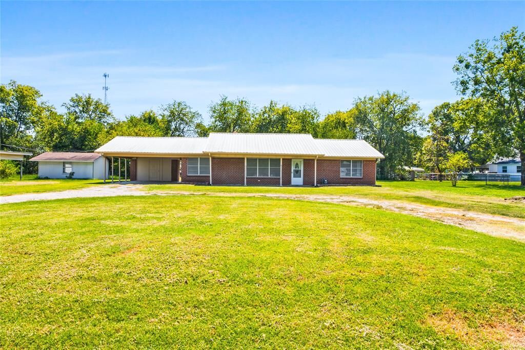 Property Photo:  102 Oak Street  TX 75453 