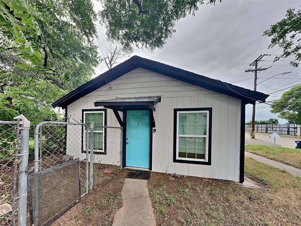 Property Photo: 621 S Retta Street TX 76111