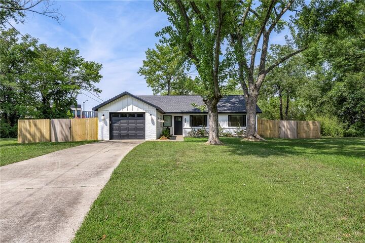 Property Photo:  900 Convair Street  AR 72712 