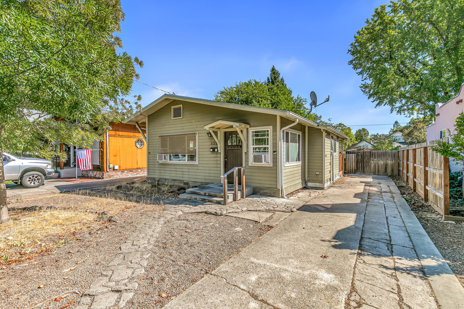 Property Photo:  521 Park Avenue  OR 97501 