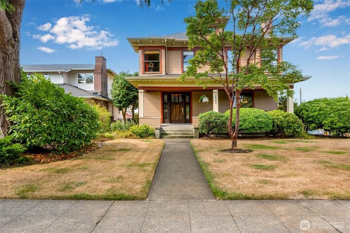 Property Photo: 1602 Rucker Ave WA 98201