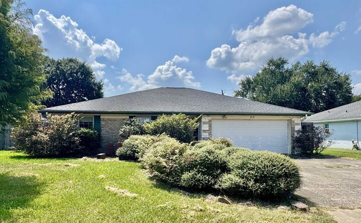 Property Photo:  912 S 21st  TX 77627 