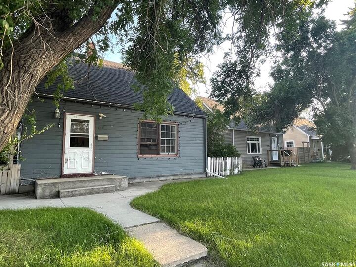 Property Photo:  828 8th Street E  SK S7H 0R6 