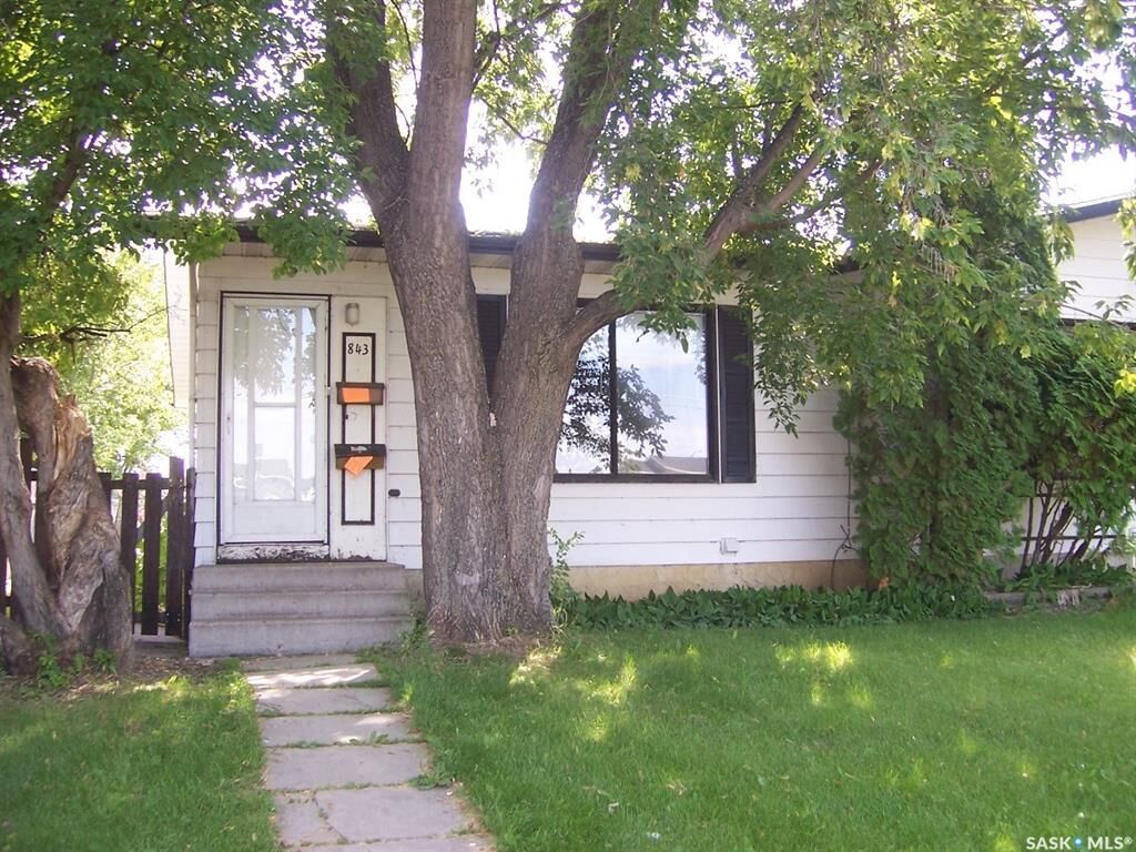 Property Photo: 843 7th Street E SK S6V 6T3