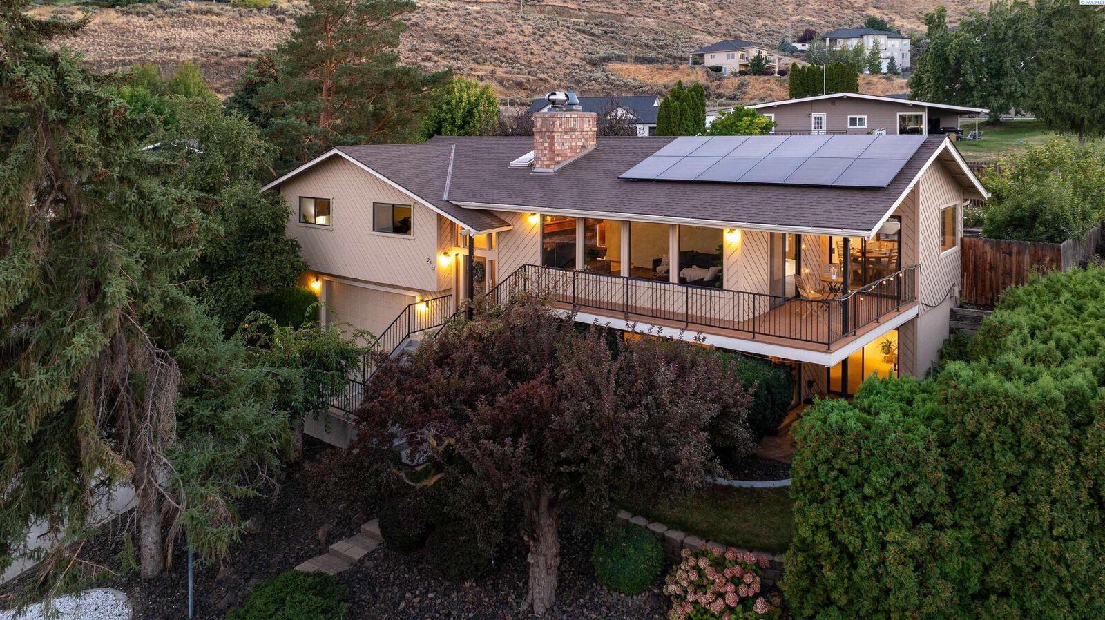 Property Photo:  2513 Blue Hill Ct  WA 99352 