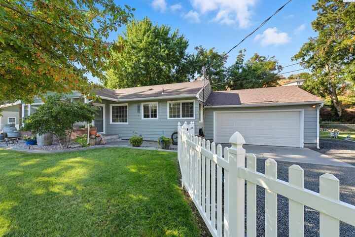 Property Photo:  1519 N Riverside Dr  WA 99353 