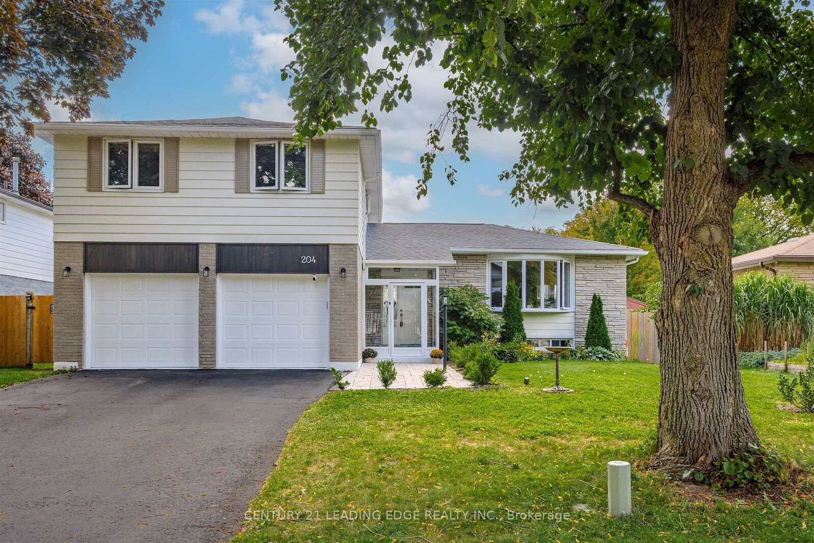 Property Photo:  204 Hawthorn Avenue  ON L4A 4Y3