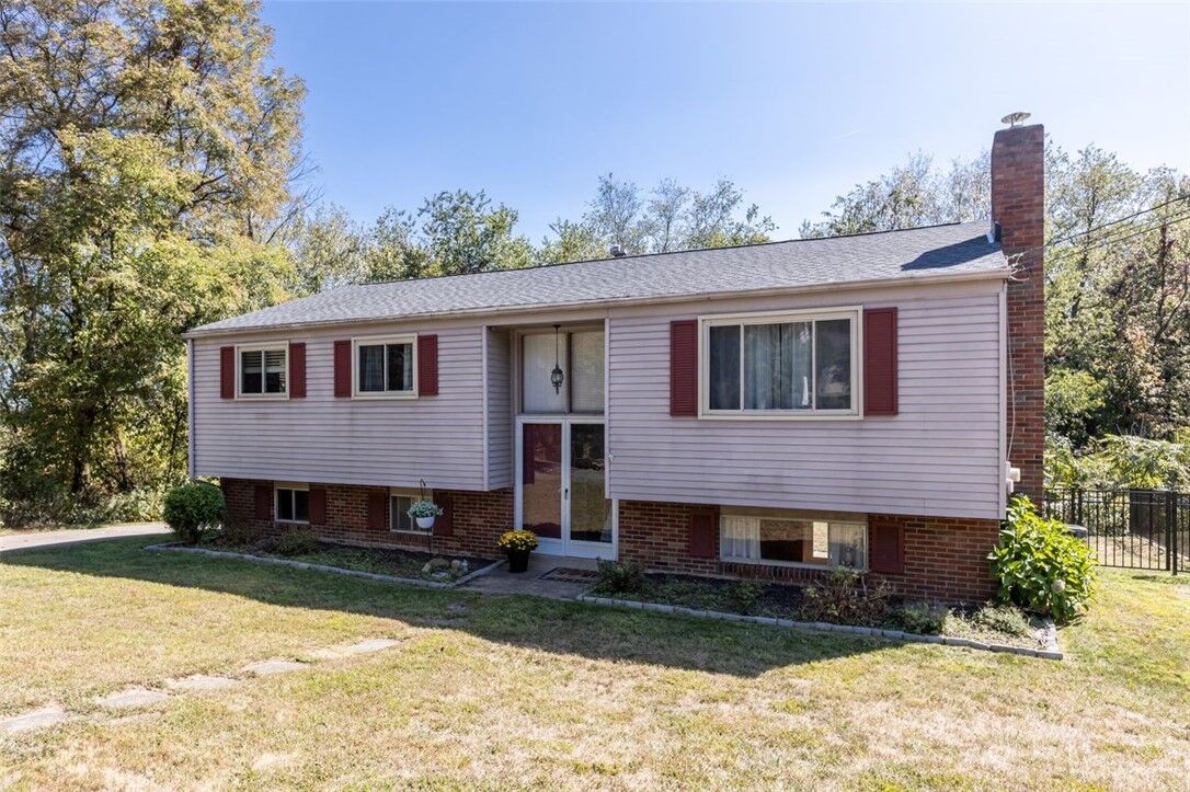 Property Photo:  1423 Lexington Drive  PA 15066 