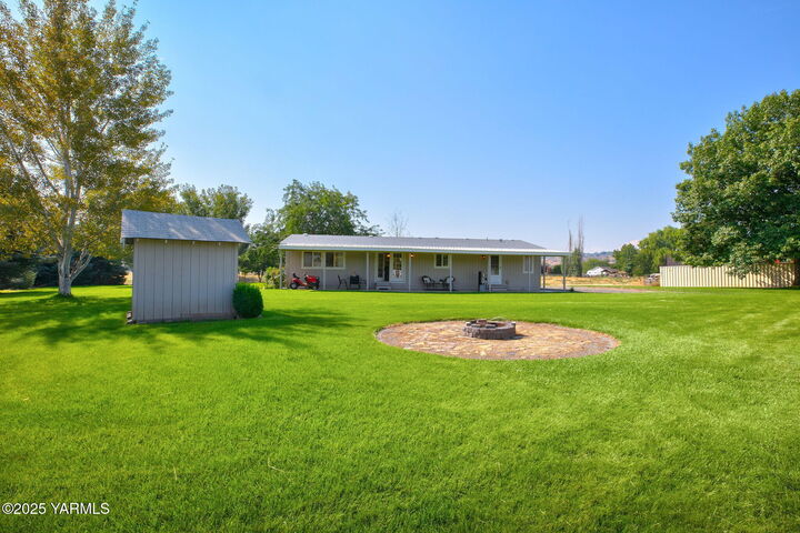 Property Photo:  2561 Mapleway Rd  WA 98908 