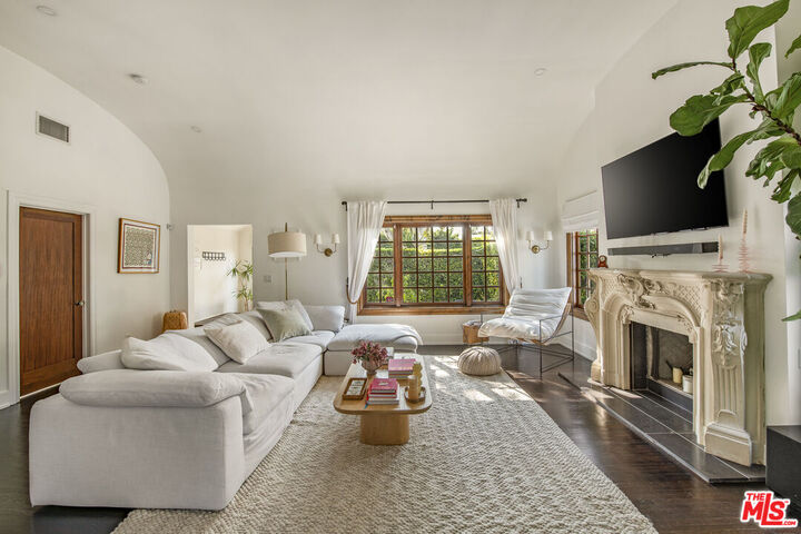 Property Photo:  358 S Sycamore Ave  CA 90036 