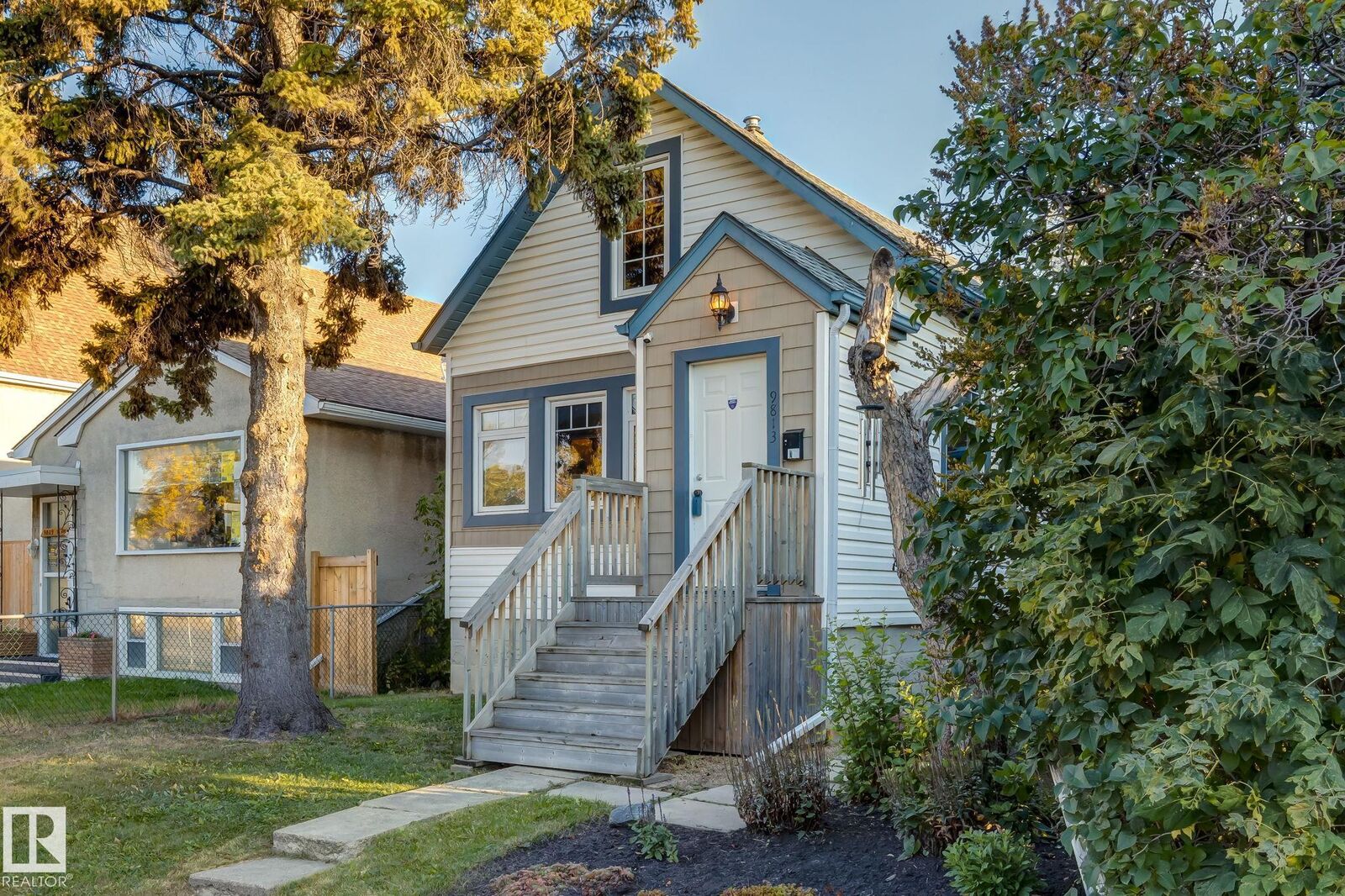 Property Photo:  9813 76 Avenue NW  AB T6E 1K6 
