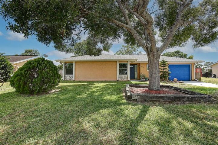 Property Photo: 1612 SE Cascella Ct FL 34952
