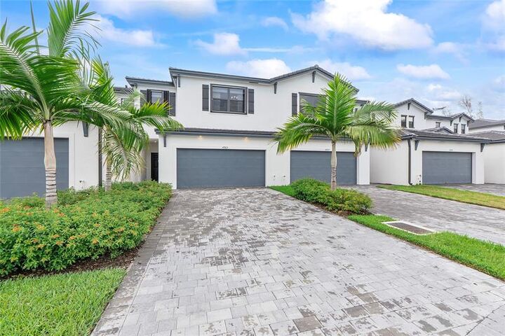 Property Photo:  4965 Oakmont Drive  FL 33312 
