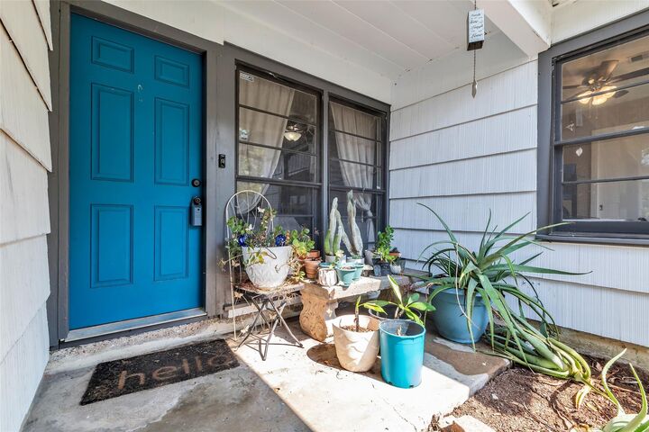 Property Photo: 216 W Saunders Street TX 77573