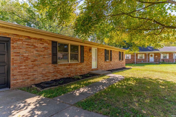 Property Photo:  6800 Oakmont Court  IN 47630 
