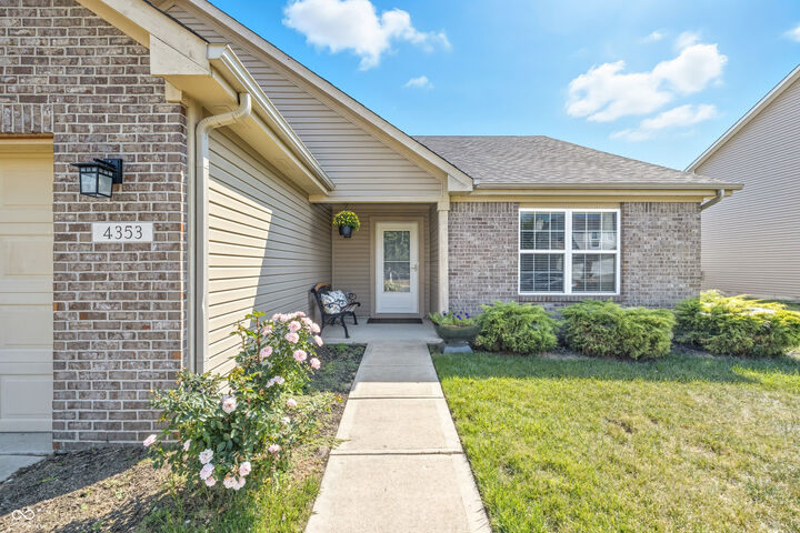 Property Photo:  4353 W Parkway Court  IN 46163 