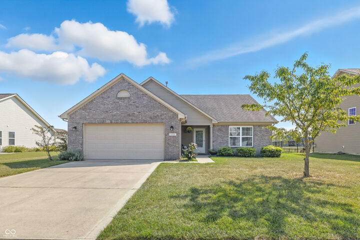 Property Photo: 4353 W Parkway Court IN 46163