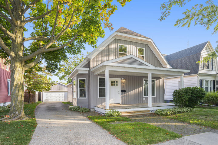 Property Photo:  923 Michigan Avenue  MI 49085 
