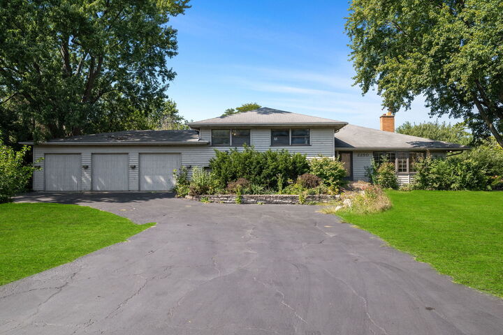 Property Photo:  2250 White Oak Drive  IL 60062 