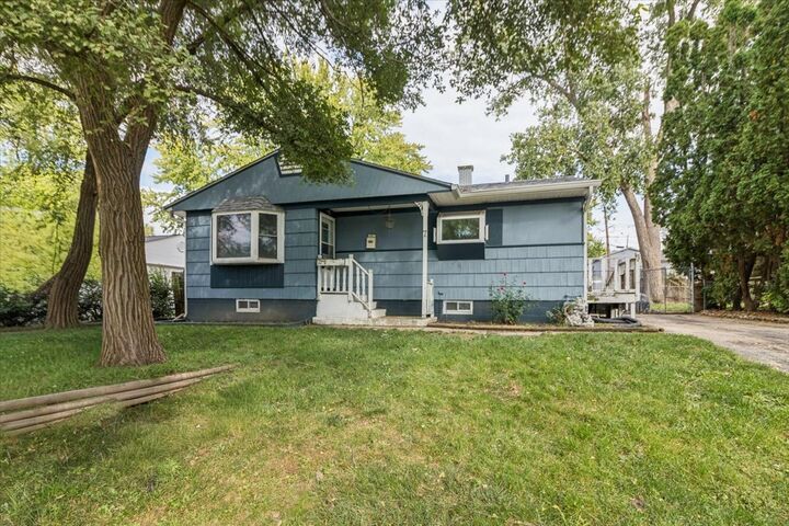 Property Photo:  7 Hickory Drive  IL 60110 