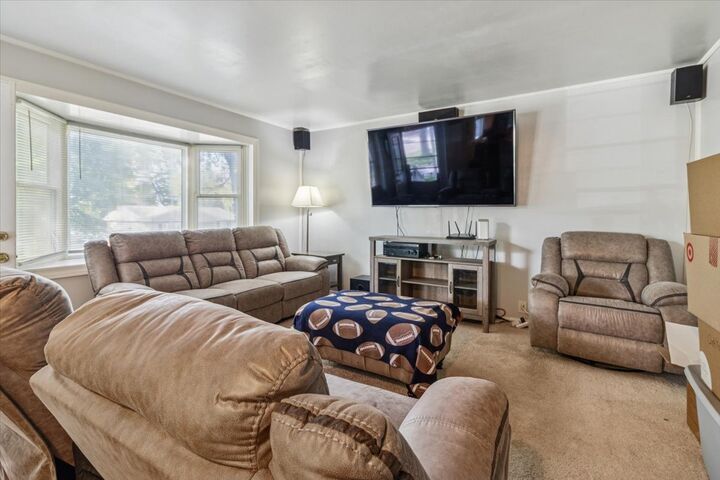 Property Photo: 7 Hickory Drive IL 60110