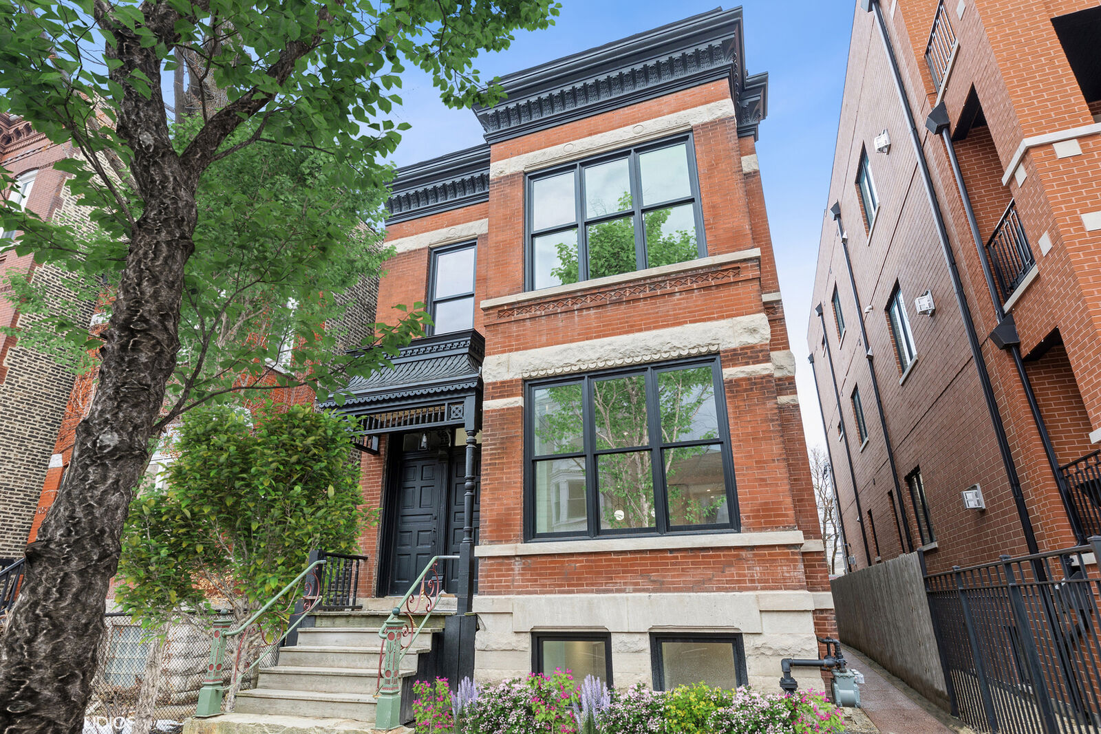 Property Photo:  1053 N Damen Avenue  IL 60622 