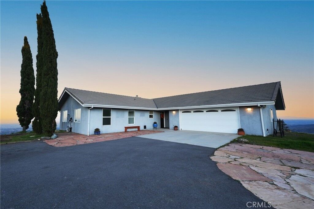 Property Photo: 13750 Falcon Road CA 93422