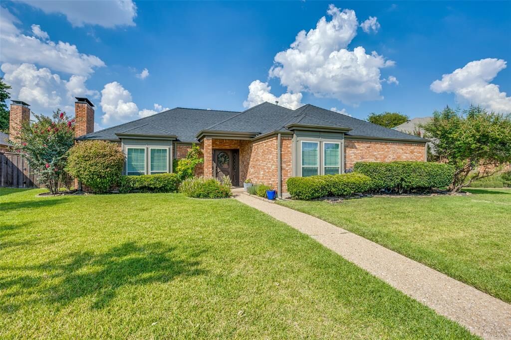 Property Photo: 1324 Watersedge Drive TX 75093
