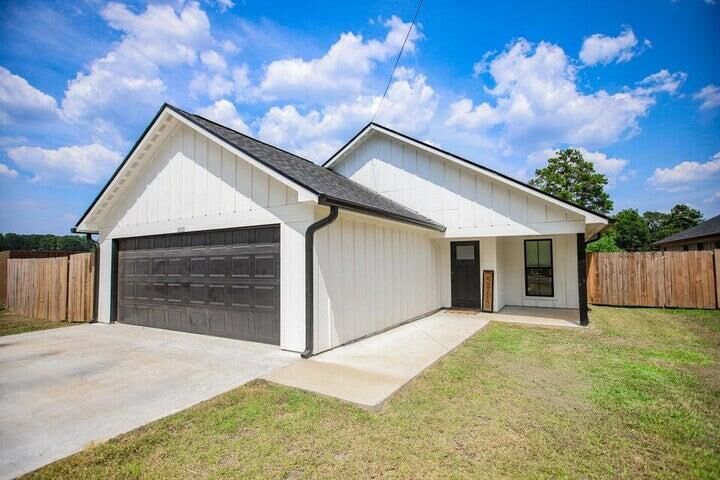 1003 S 10th St.  Leesville LA 71446 photo