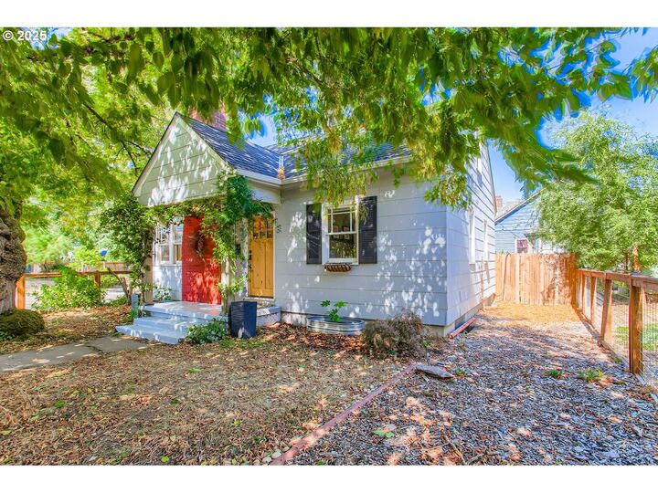Property Photo:  5205 SE Taggart Ct  OR 97206 