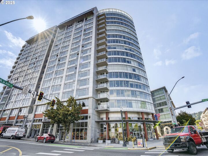 Property Photo:  1926 W Burnside St 606  OR 97209 