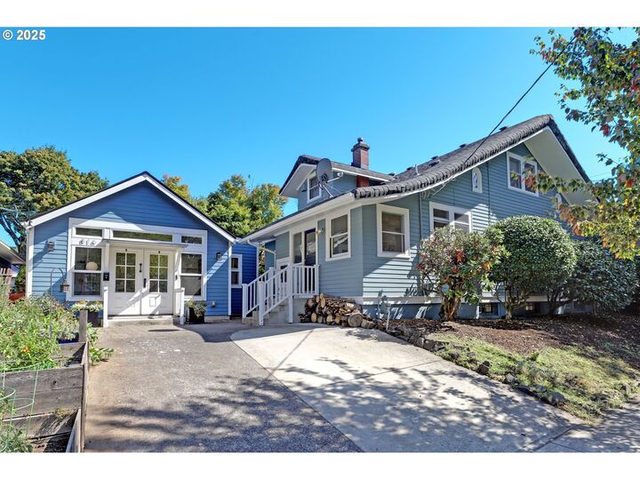 Property Photo:  803 NE Laurelhurst Pl  OR 97232 