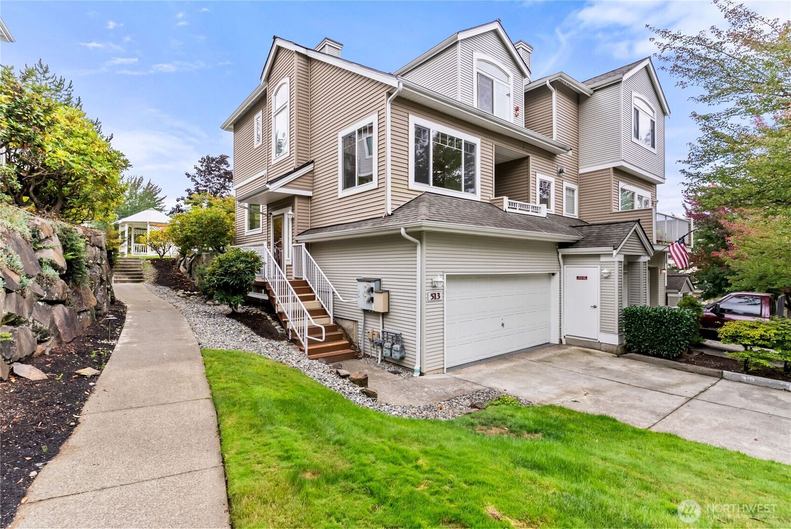 Property Photo:  513 S 46th Place  WA 98055 