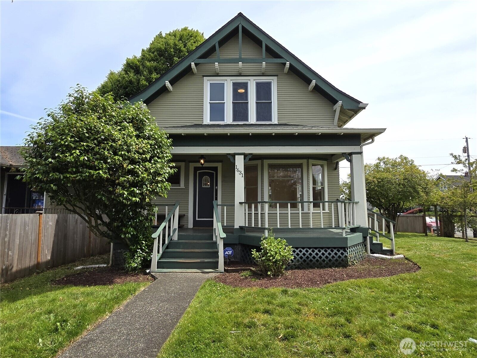 Property Photo:  1631  Oakes Avenue  WA 98201 